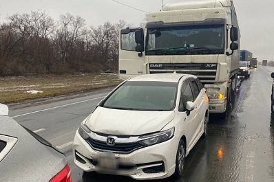 В Самарской области на трассе фура протаранила две легковушки