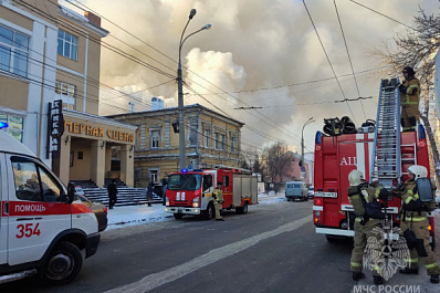 Три этажа в огне: в историческом центре Самары вспыхнул жилой дом