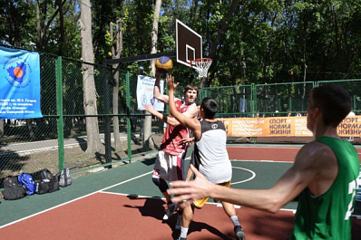 Дмитрий Азаров вручил награды победителям и призерам "Оранжевого мяча"