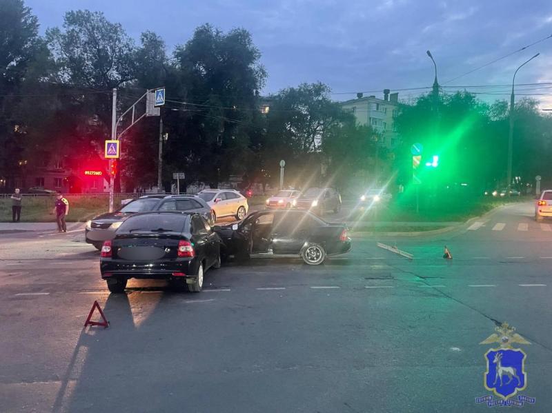 В Самаре на углу улиц XXII Партсъезда и Антонова-Овсеенко столкнулись две "Приоры"