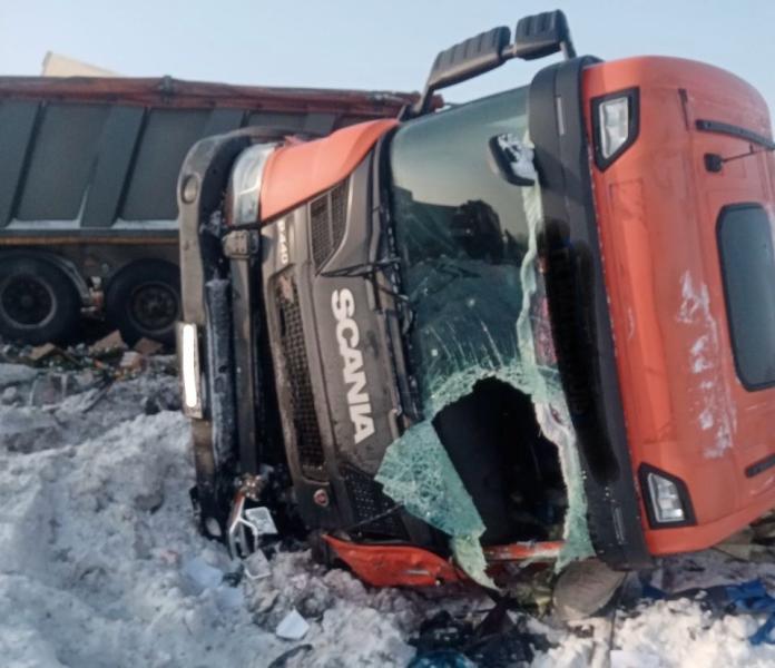 В Самарской области 16 февраля на трассе столкнулись два грузовика 