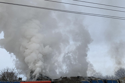 В Тольятти площадь пожара в ангаре увеличилась до 1050 кв. м