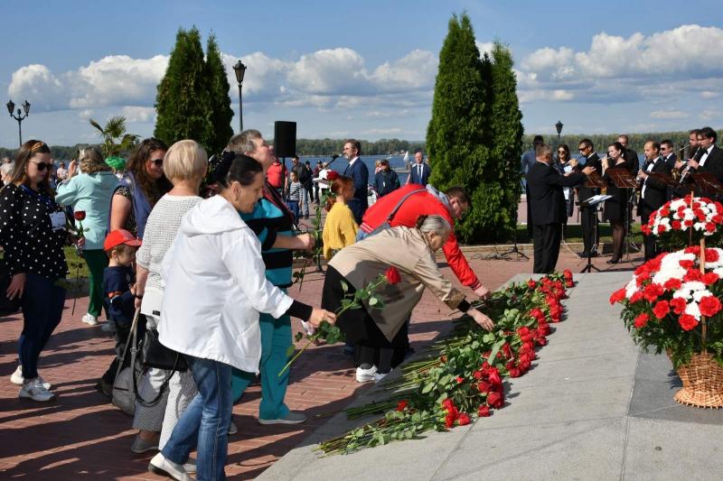 Дмитрий Азаров возложил цветы к памятнику Григорию Засекину