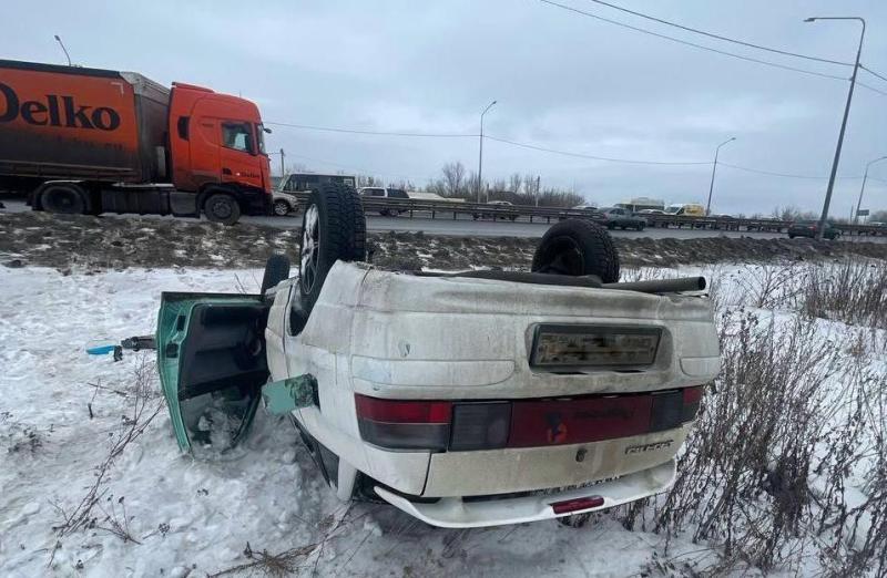 На трассе Самара - Новокуйбышевск фура вытолкнула с дороги легковушку