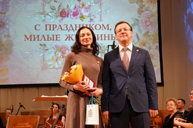 Дмитрий Азаров - самарским женщинам: "Желаю вам счастья и роскоши человеческого общения"