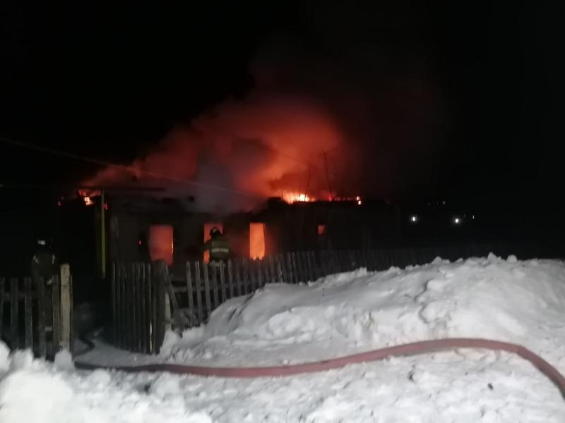 В Самарской области пожарные всю ночь тушили жилой дом 