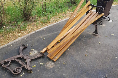 Миссия невыполнима: вандалы из Сызрани сломали антивандальную лавку