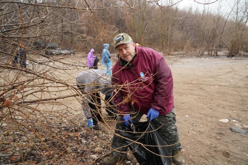 Вышли к Волге: В Самаре депутаты убирают прибрежную территорию