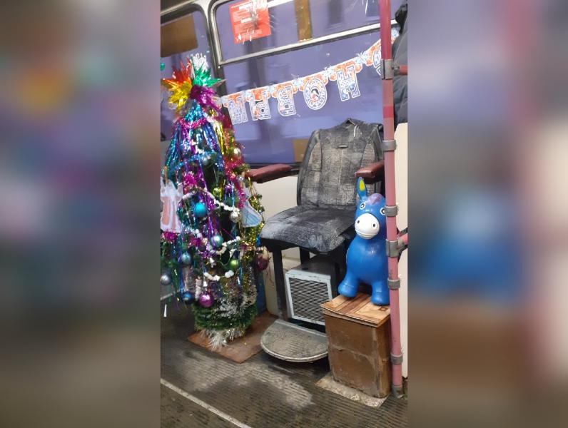 По Самаре катается троллейбус с новогодней елкой в салоне