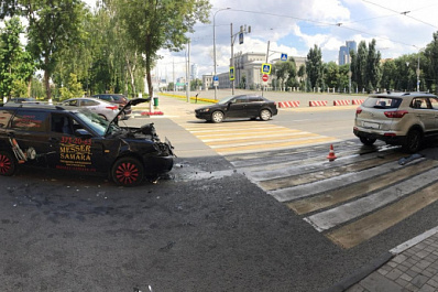 В Самаре при столкновении двух машин пострадал пешеход