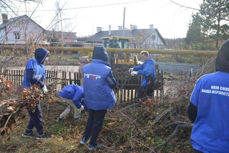 Волонтеры привели в порядок захоронения героев труда в поселке Волжский