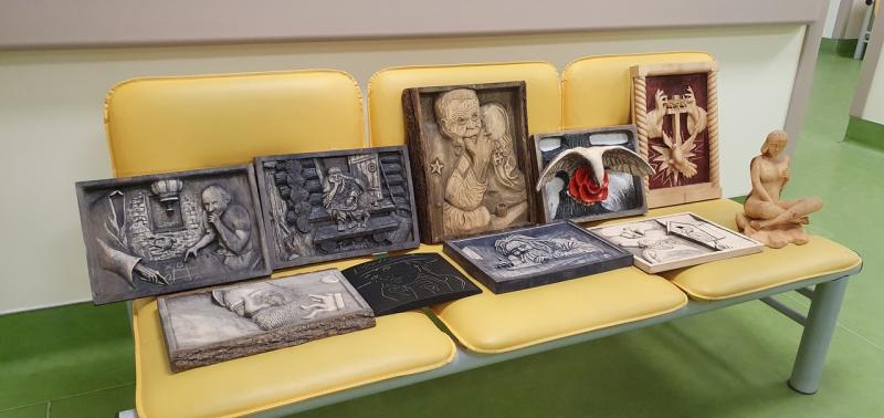 Самарец начал вырезать картины из дерева спустя несколько лет после инсульта