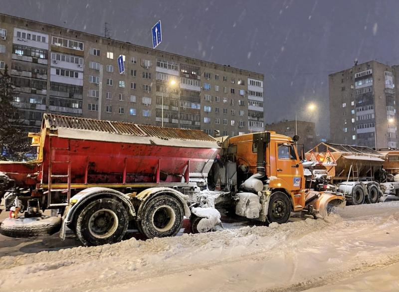 Самару ночью от снега расчищают 276 снегоуборочных машин и 89 рабочих