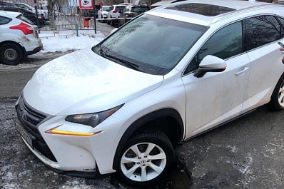 В центре Самары колесо иномарки ушло под асфальт