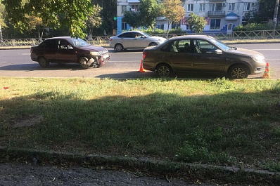 В Самаре пьяный водитель на "Гранте" въехал в припаркованную машину, которая сбила пешехода
