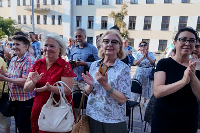 Зрители танцевали и подпевали: в центре Самары военный оркестр выступил под открытым небом