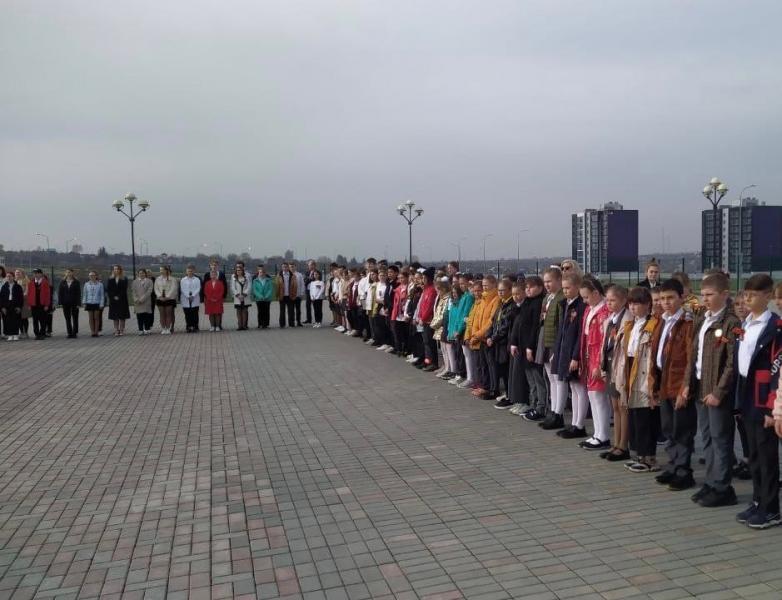 В Смышляевке школьники одними из первых в России исполнили гимн и приняли участие в церемонии поднятия флага в начале учебной недели