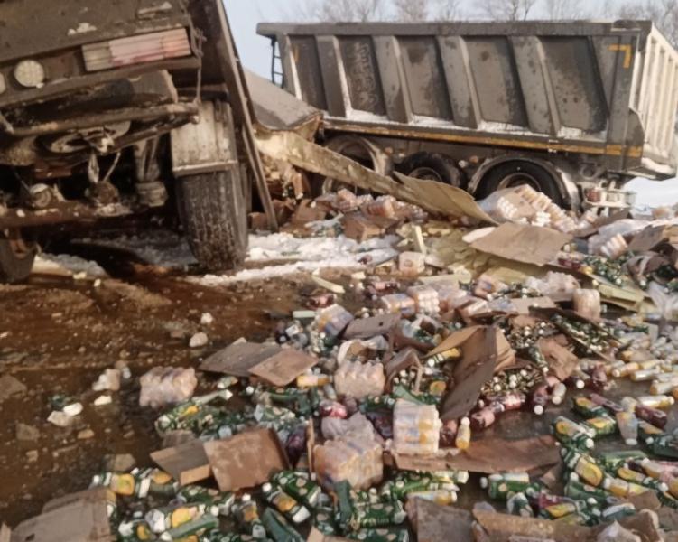 В Самарской области 16 февраля на трассе столкнулись два грузовика 