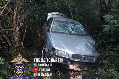 В Тольятти водитель легковушки врезался в дерево и погиб