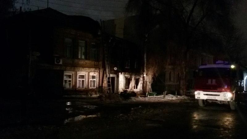 На Садовой в Самаре бушует пожар площадью 200 кв. м