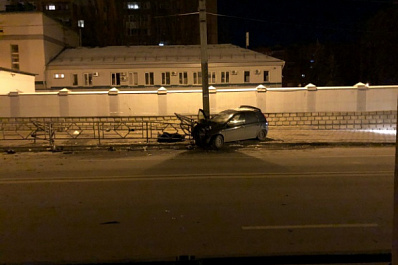 В Самаре парень на "Калине" взял на таран столб
