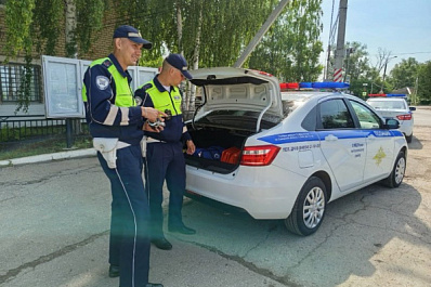 В Самарской области полицейские на трассе помогли поменять водителю колесо 