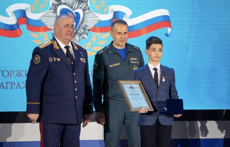 Школьника из Самарской области наградили в Москве за спасение тонущего ребенка
