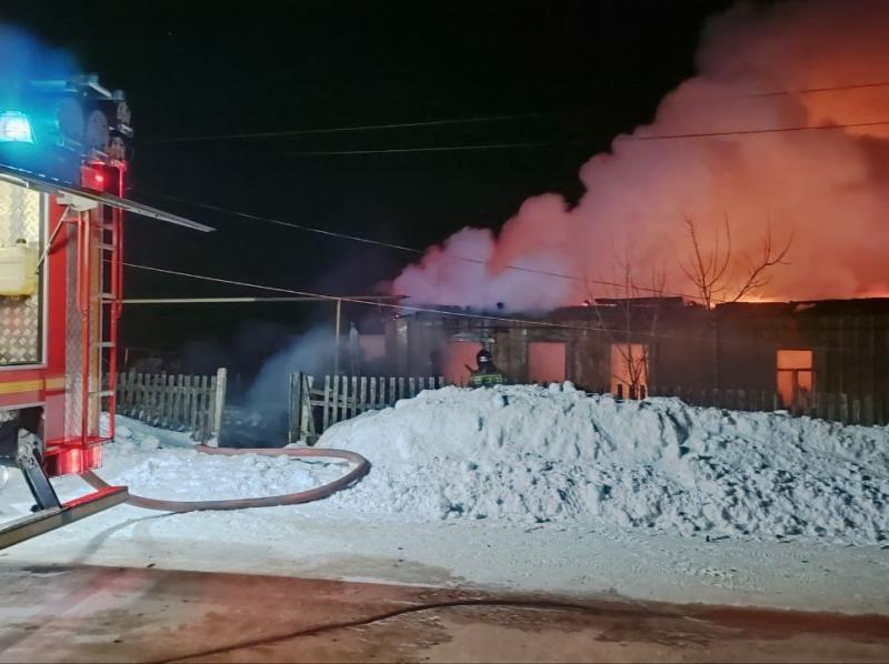 В Самарской области пожарные всю ночь тушили жилой дом 