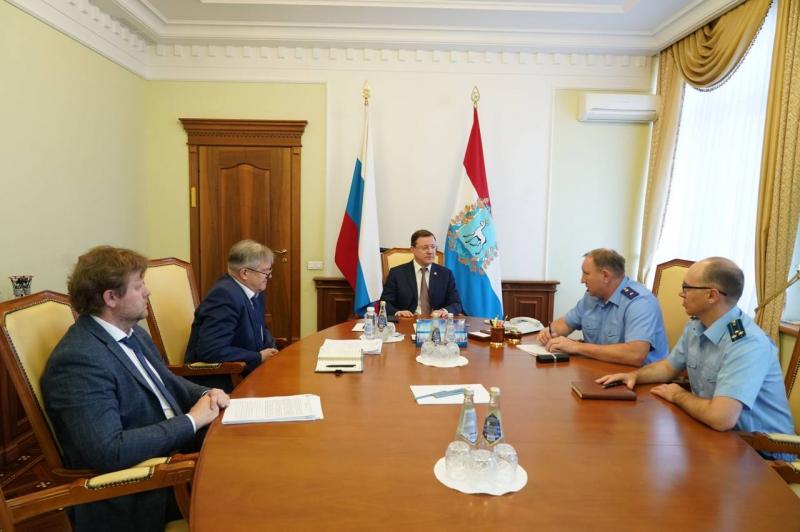 Губернатору Дмитрию Азарову представили нового самарского природоохранного прокурора