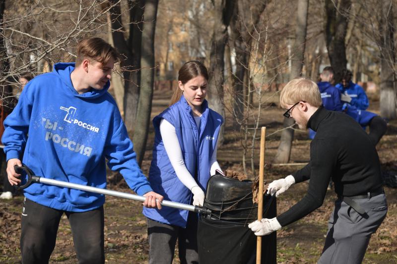 Самарские молодогвардейцы и волонтёры "Единой России" провели субботник в парке "Молодежный"