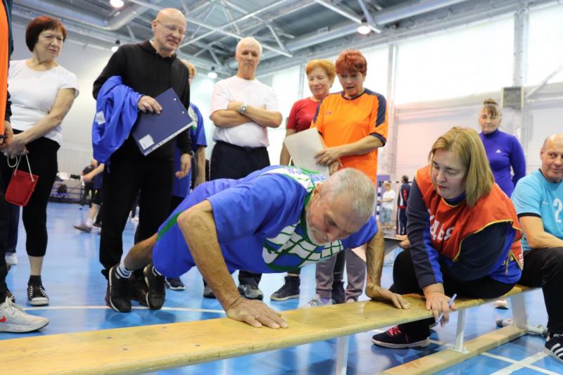 Плавали, стреляли, метали дротики и отжимались: в Самаре прошел областной фестиваль ГТО для атлетов старше 60 лет