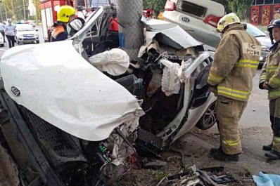 Машина сложилась пополам вокруг столба: в Тольятти водитель погиб в страшном ДТП