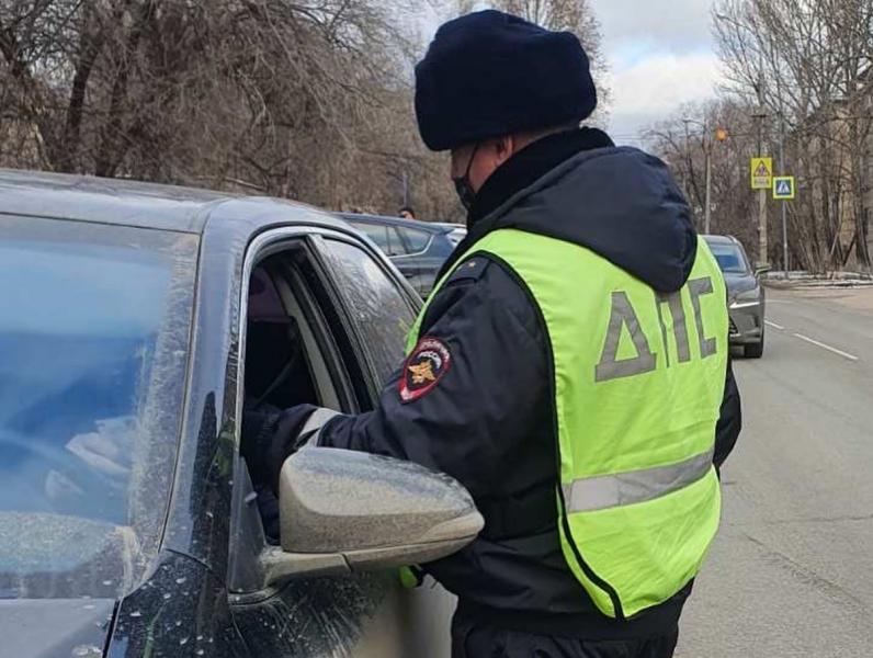 23 ноября в Самарской области полицейские проверяют тонировку на автомобилях
