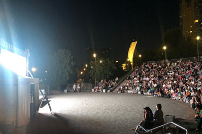 На самарской набережной начал работать кинотеатр под открытым небом