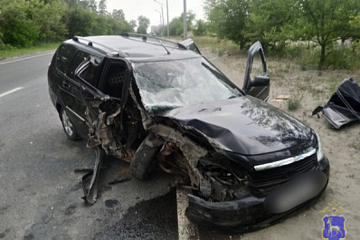 В Тольятти 13 июня мужчина на "Приоре" влетел в столб