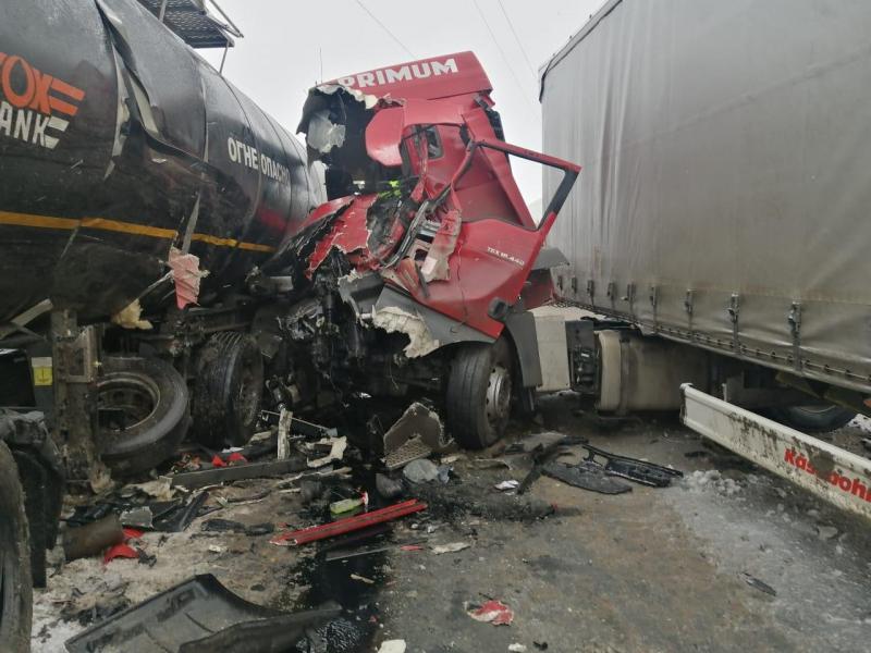 В Самарской области на трассе под Сызранью столкнулись три грузовика