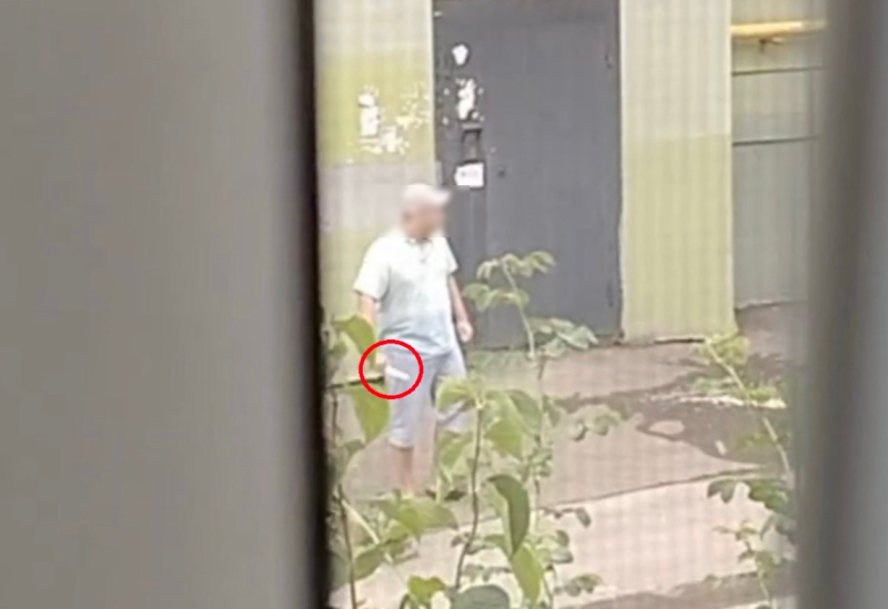 Бил ножом в двери и кидался на прохожих: жители Самары боятся выписки буйного соседа из психдиспансера