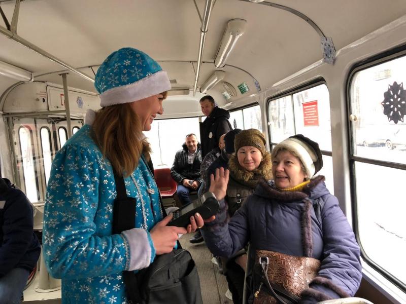В Самаре запустили новогодний трамвай под управлением Деда Мороза и Снегурочки