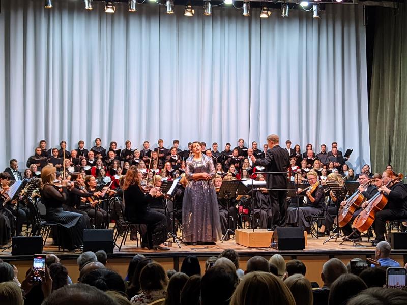 В Тольятти на концерте патриотической классики выступили четыре хора и самарская оперная дива