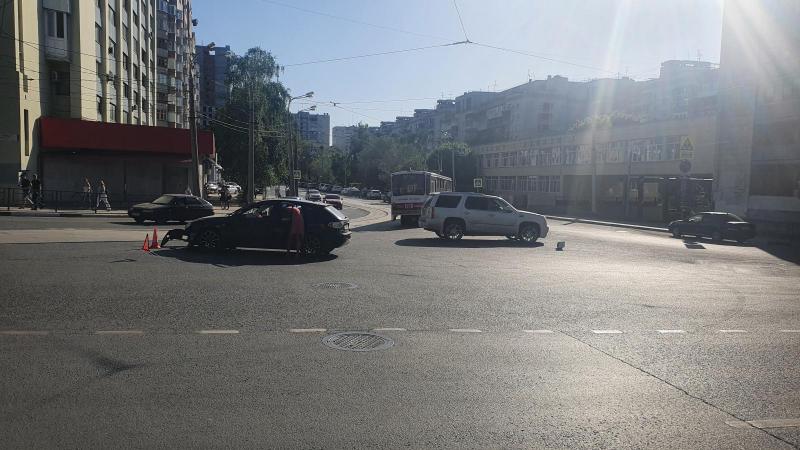 В центре Самары 18 мая "Субару" и "Кадиллак" не поделили перекресток