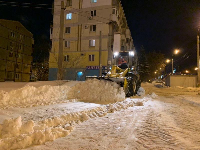 Ночью улицы Самары расчищали от снега 330 спецмашин и 89 человек
