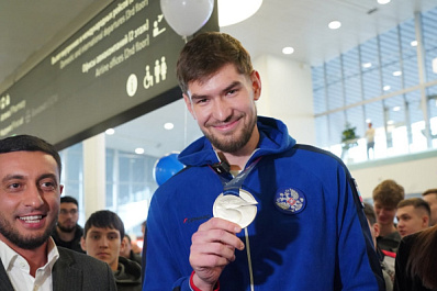В самарском аэропорту торжественно встретили серебряного призера чемпионата мира по тхэквондо Рафаиля Аюкаева