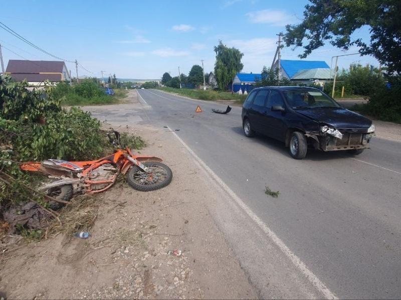 В Самарской области на сельской дороге "Калина" столкнулась с питбайком