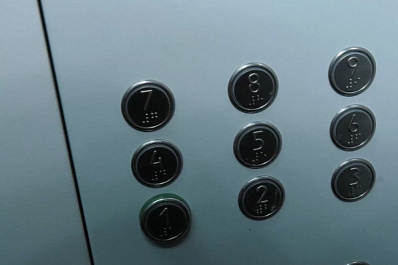 В самарском поселке Красная Глинка в домах меняют лифты