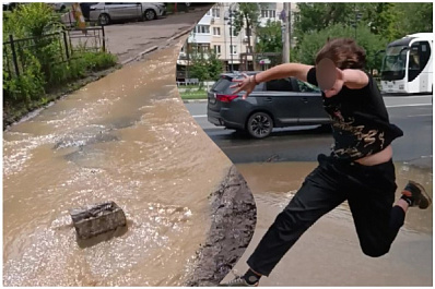 В Самаре на улице Авроры разлилась оранжевая "река" 