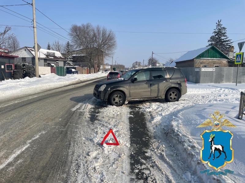 В Самаре молодой водитель на Audi A6 на скорости протаранил забор