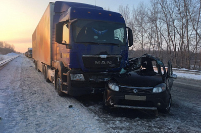 Иномарку на полном ходу развернуло и выкинуло под встречную фуру в Самаре