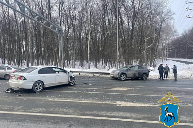 В Самарской области водитель попал в больницу после столкновения с Honda