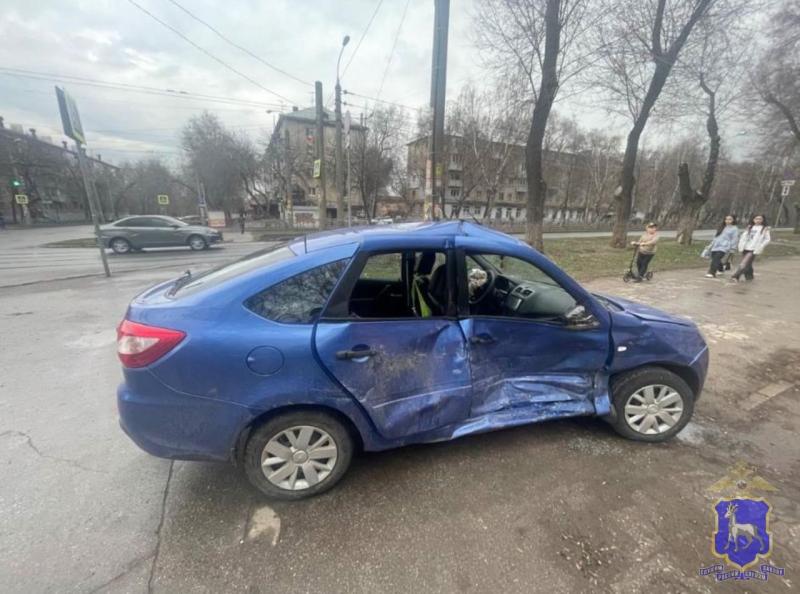 В Самаре три человека попали в больницу после столкновения Toyota и LADA