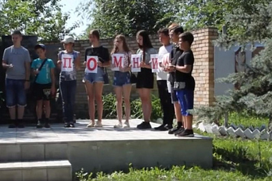 В Сергиевском районе волонтеры убрали мусор возле памятника павшим героям ВОВ